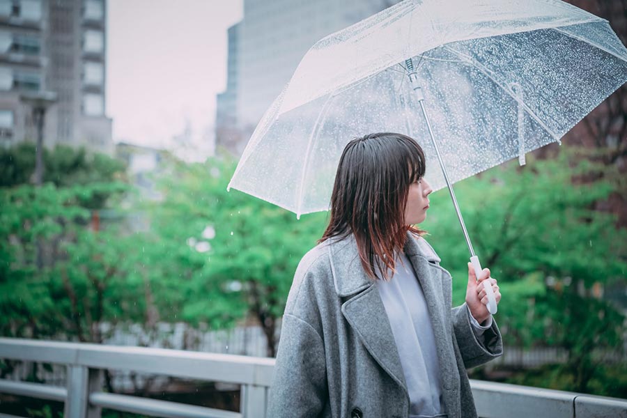 雨で傘をさす女性